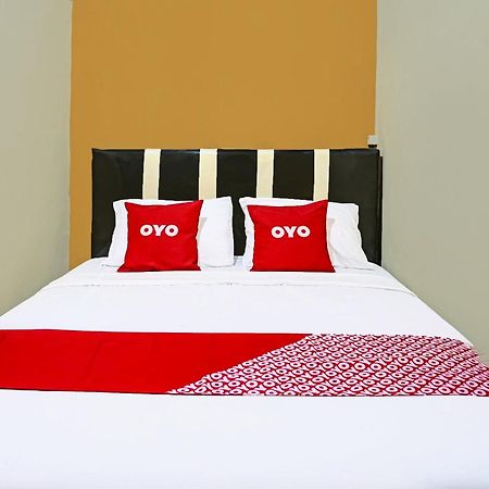 Oyo 91825 Ayu Lestari Homestay Nganjuk Exterior photo