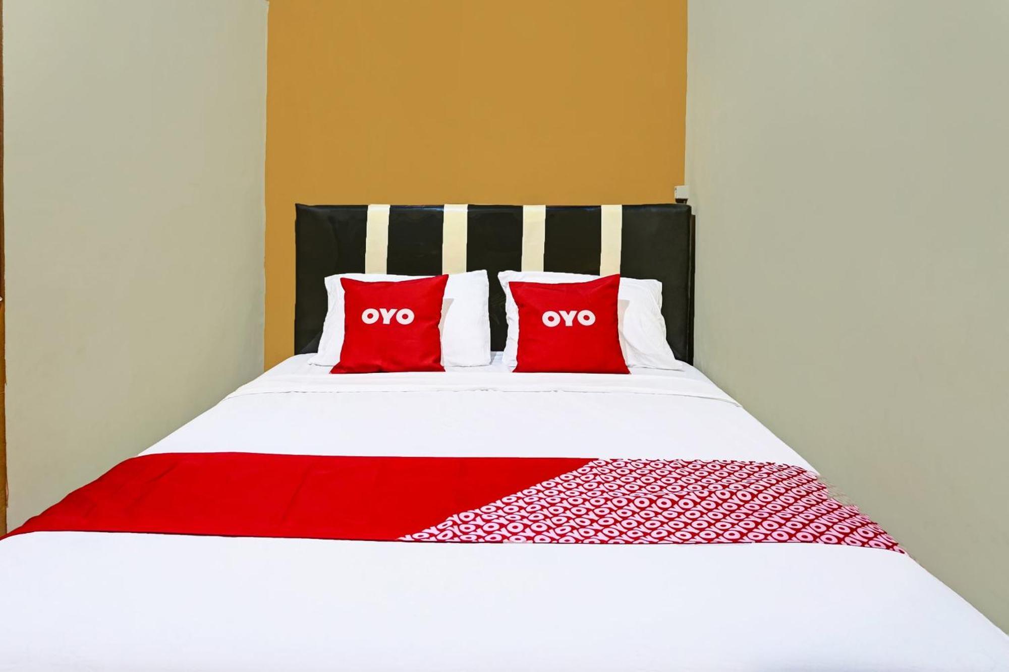 Oyo 91825 Ayu Lestari Homestay Nganjuk Exterior photo