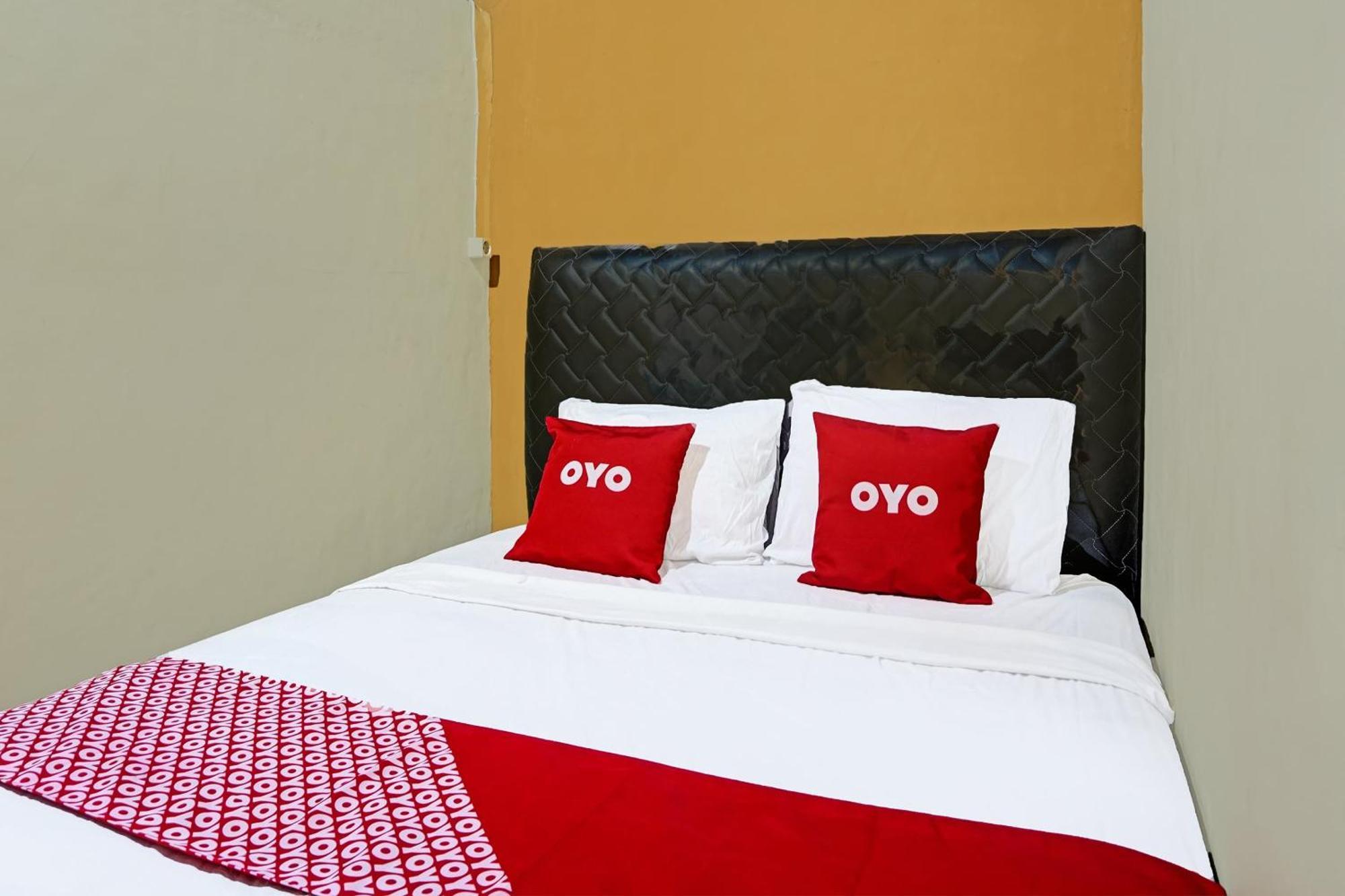 Oyo 91825 Ayu Lestari Homestay Nganjuk Exterior photo